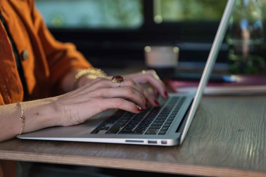 Das Bild zeigt einen Laptop auf einem Tisch, an dem Britta Cornelißen arbeitet.